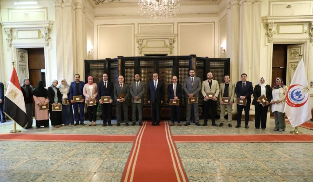 وزير الصحة يكرم الفريق الطبى بمستشفى القناطر الخيرية العام - الخبر لايف