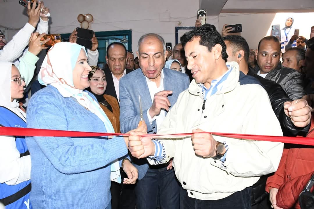 وزيرالرياضة ومحافظ المنيا يتفقدان مركز شباب المدينة (أ) 