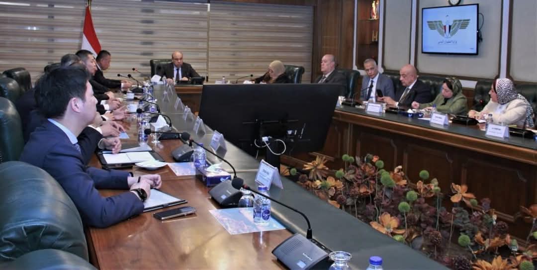وزير الطيران يلتقي بمسئولي شركة (CCCC) الصينية المتخصصة في البناء والمواصلات ومشروعات البنية التحتية والمطارات