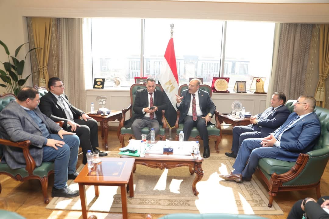 وزير العمل يستقبل "نواب برلمان"