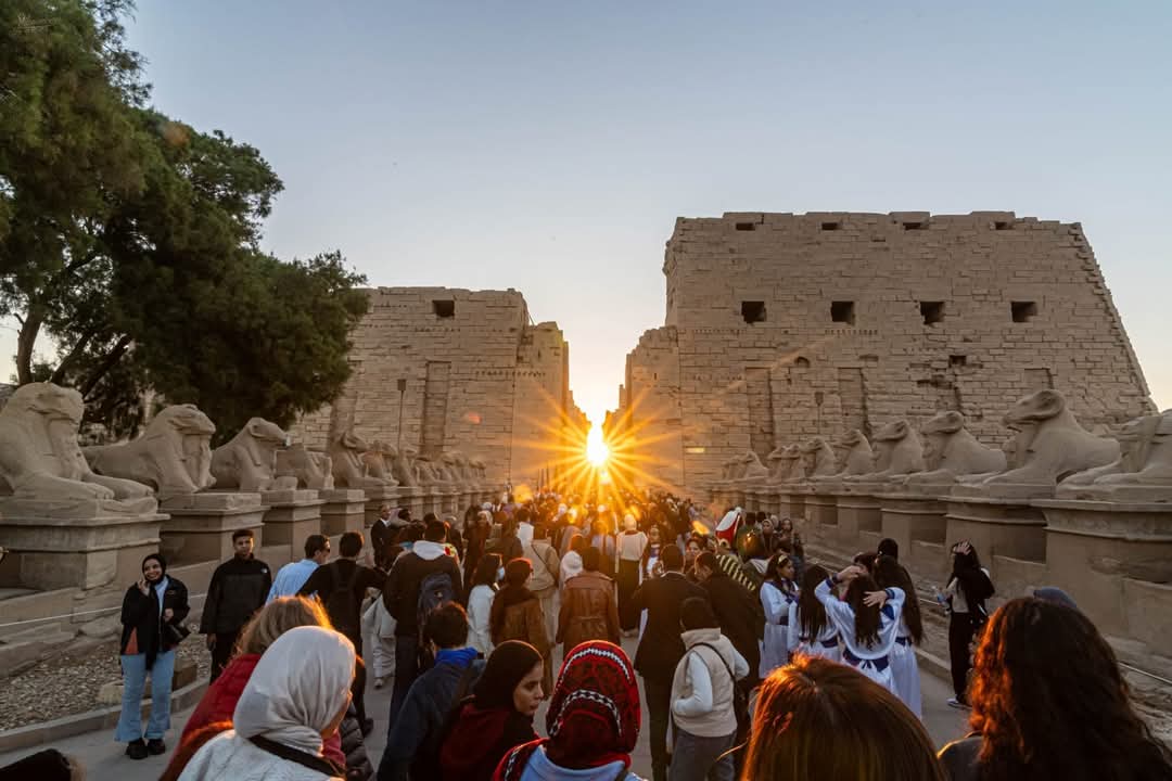 تعامد الشمس بمعبد الكرنك ⁠..وتوافد آلاف الزائرين لرصد الظاهرة الفريدة