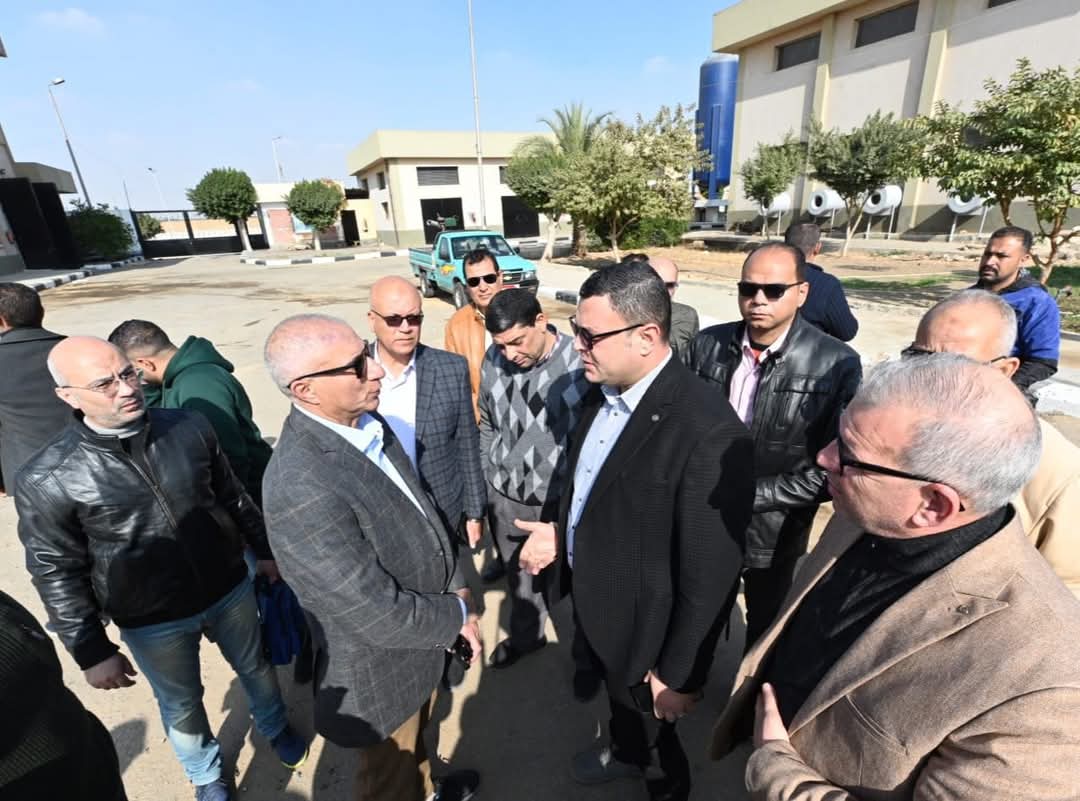 وزير الإسكان يتفقد محاور الطرق ومحطة رفع الصرف الصحى رقم 4 بالشروق
