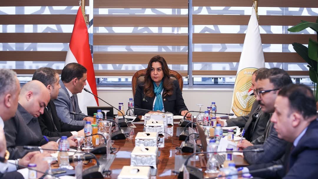 وزيرة التنمية المحلية تتابع الموقف التنفيذى لمنظومة تراخيص المحال العامة بالمحافظات