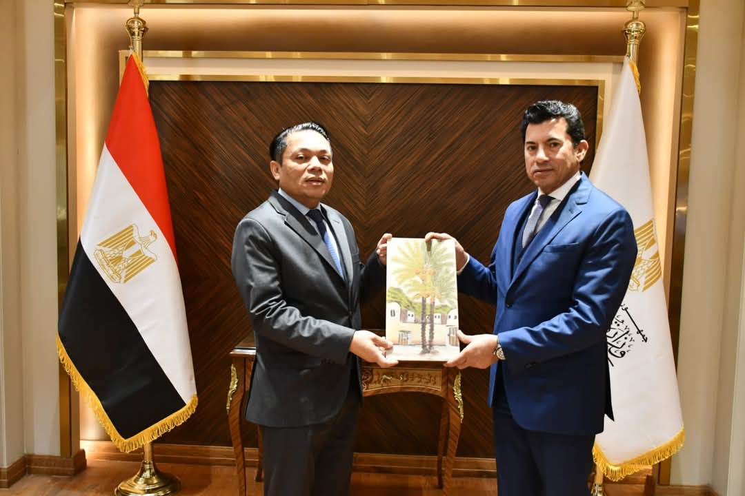 وزير الشباب والرياضة يبحث مع السفير الماليزى التعاون بين البلدين