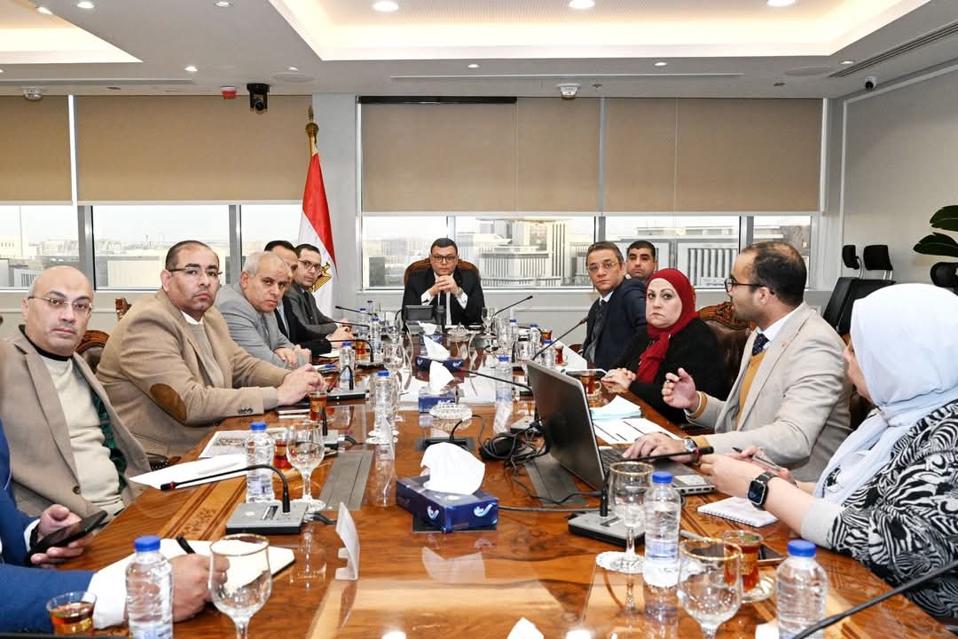 وزير الإسكان يستعرض الاستعدادات الخاصة بإطلاق مبادرة "بيتك فى مصر" للمصريين بالخارج