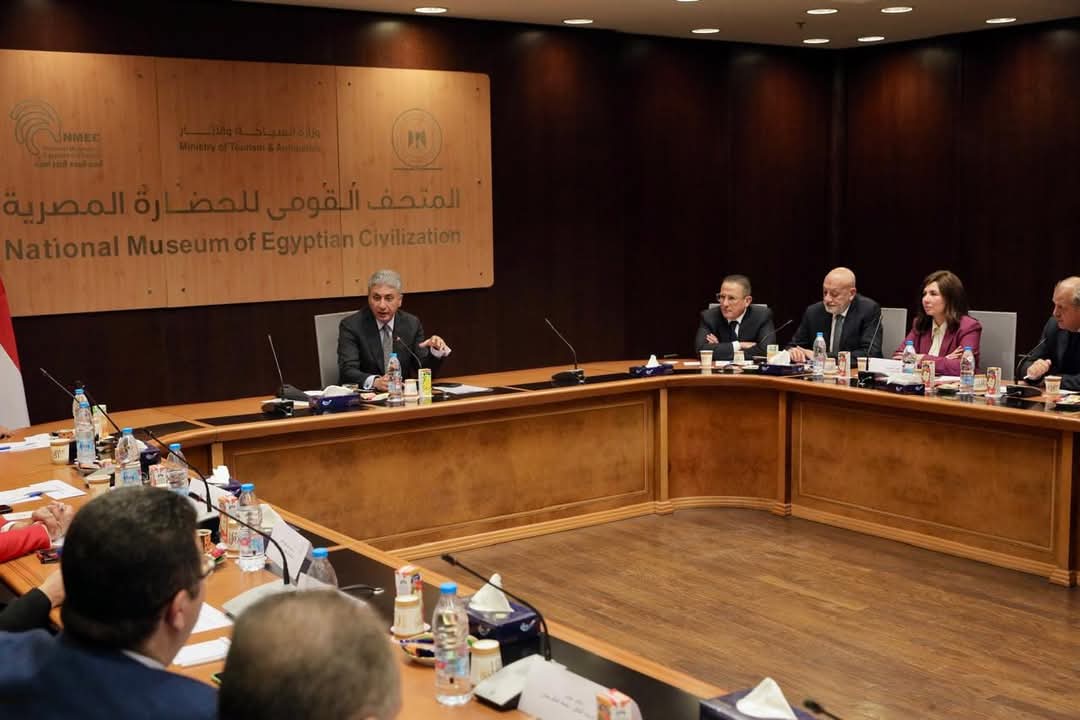 شريف فتحى يلتقى بعمداء كليات السياحة والفنادق على مستوى الجمهورية