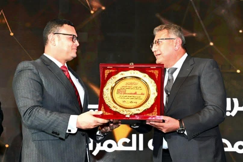 درعا تكريم لوزير الإسكان من القطاع العقارى