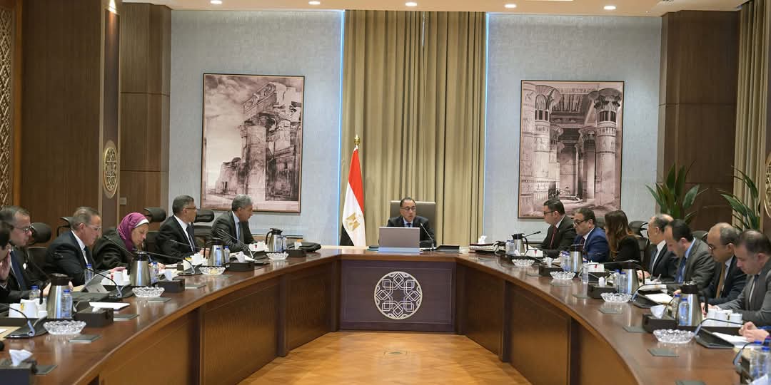 رئيس الوزراء يستعرض مع المستثمرين الفرص السياحية بالمنطقة المحيطة بهضبة الأهرام