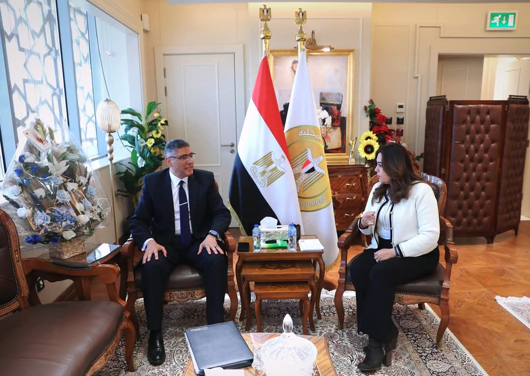 وزيرة التنمية المحلية تتابع مع محافظ الجيزة مشروعات الخطة الاستثمارية