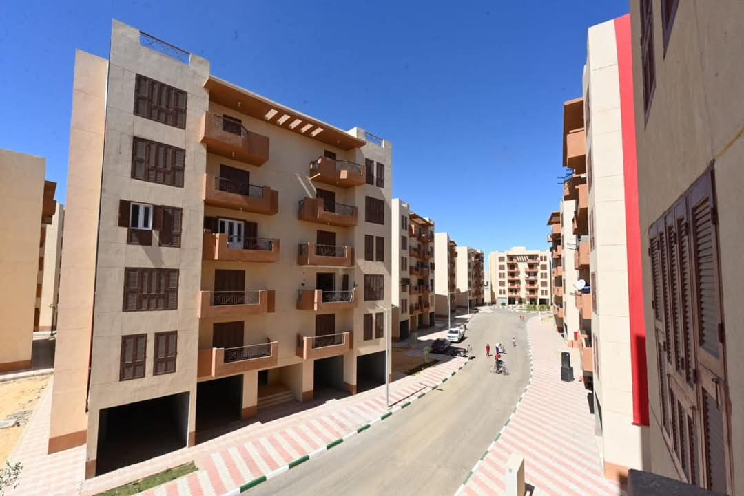 وزير الإسكان يتابع موقف تسليم الوحدات السكنية بمشروع " درة الوادى " بالوادى الجديد