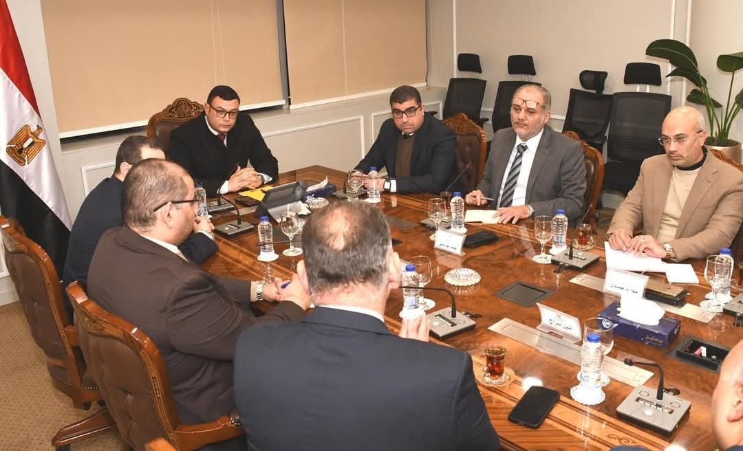 وزير الإسكان يتابع معدلات تسويق ومبيعات المشروعات مع مسئولى شركة "فاوندرز"