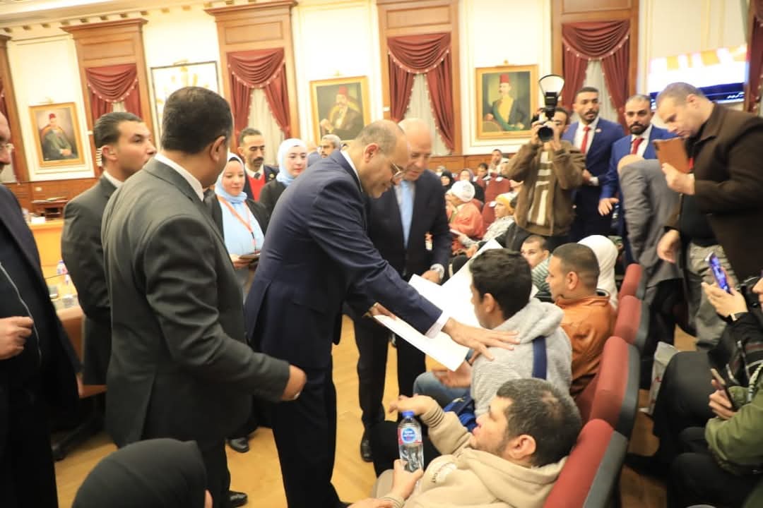 وزير العمل ومحافظ القاهرة يسلمان 90 عقد عمل منهم 70  لذوى الهمم