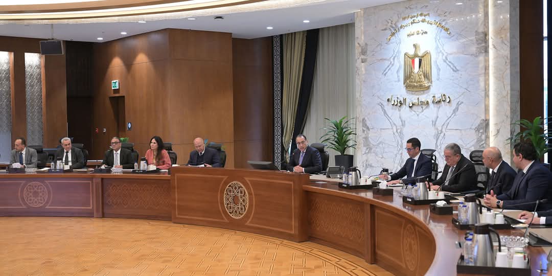 رئيس الوزراء يجتمع مع مسئولى "مجموعة المنصور للسيارات" و"سايك موتور" الصينية