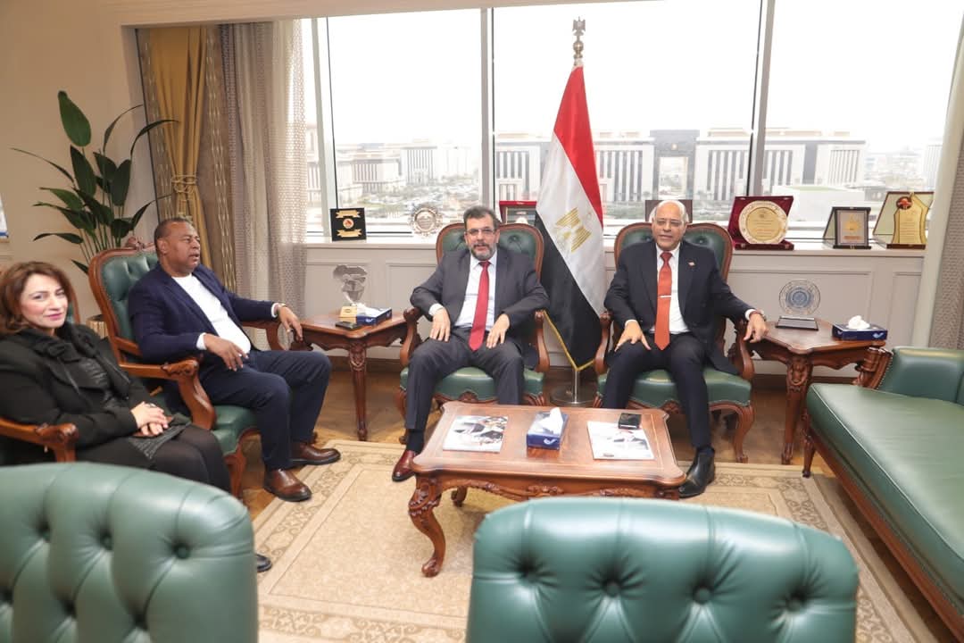 وزير العمل يلتقى الأمين العام لمنظمة الوحدة النقابية الإفريقية 