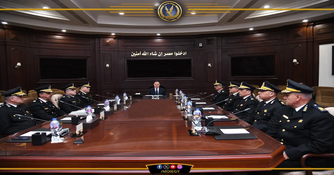 وزير الداخلية يبحث مع كبار مساعديه استعدادات تأمين أعياد الميلاد