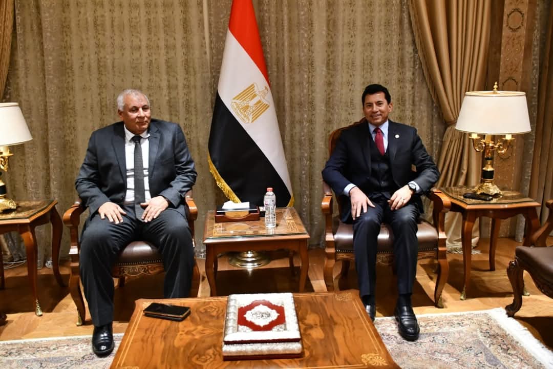 وزير الشباب يبحث مع الزملوط عمل مبادرات تنموية لتعزيز دور الشباب فى المحافظات الحدودية