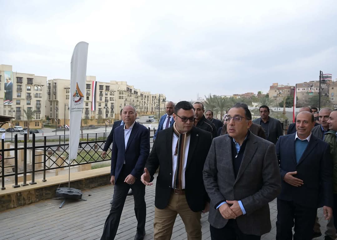مدبولى يتفقد مشروع "أرابيسك" بسور مجرى العيون ويُسلم عقود عددٍ من الوحدات للمُستفيدين