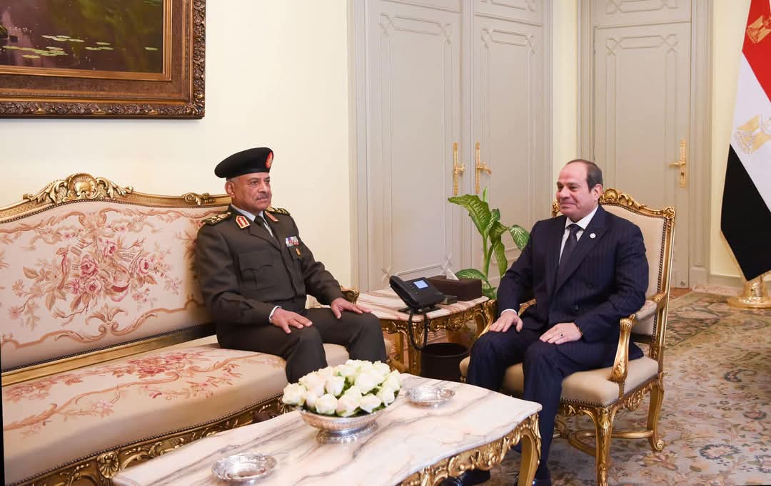 الرئيس يستقبل وزير الدفاع والإنتاج الحربى