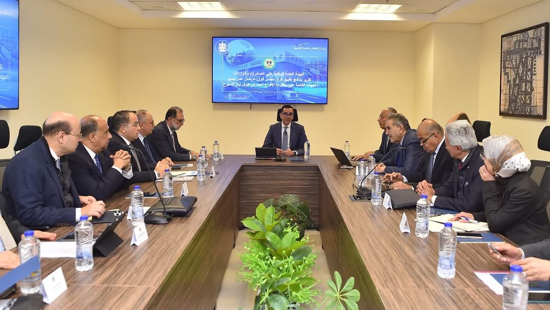 وزير الإستثمار يبحث مع مسؤولى الجهات المعنية رفع كفاءة عمليات الإفراج الجمركية وتحسين الأداء بالمراكز اللوجستية