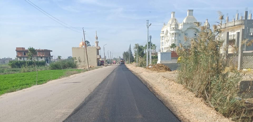 رصف طريق الكوم الأخضر بطول 2.9 كم