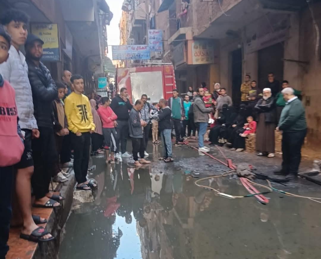 النيابة تعاين حريق مصنع شمع بشبرا الخيمة