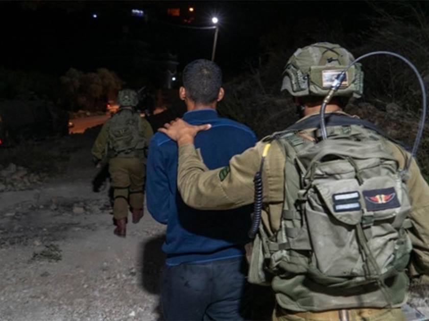 الاحتلال الإسرائيلي يعتقل 18 فلسطينيا من الضفة الغربية .. بينهم أطفال وأسرى سابقون