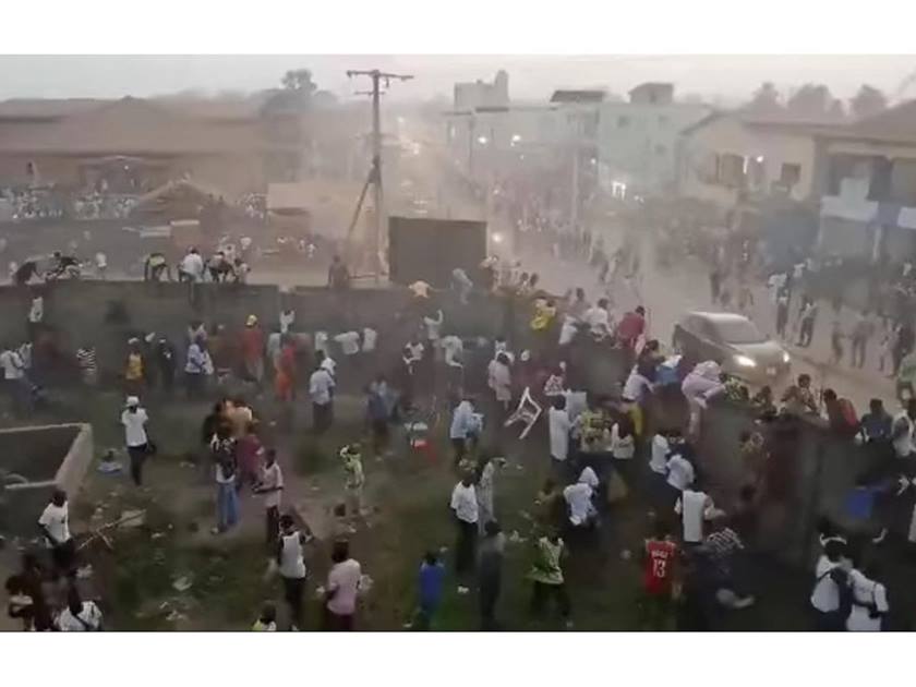 مقتل وإصابة عشرات الأشخاص .. أثناء مباراة لكرة القدم في غينيا