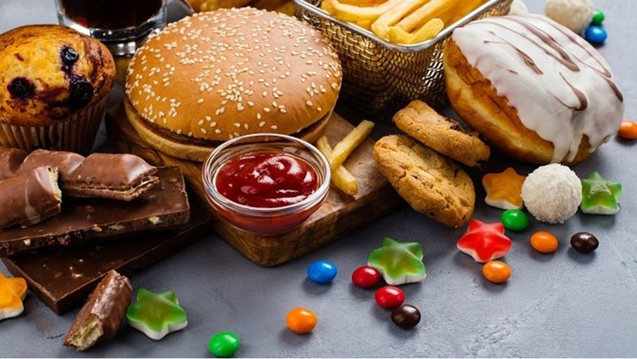 تناول كميات كبيرة من الأطعمة فائقة المعالجة .. قد يزيد من خطر الاصابة بالصدفية