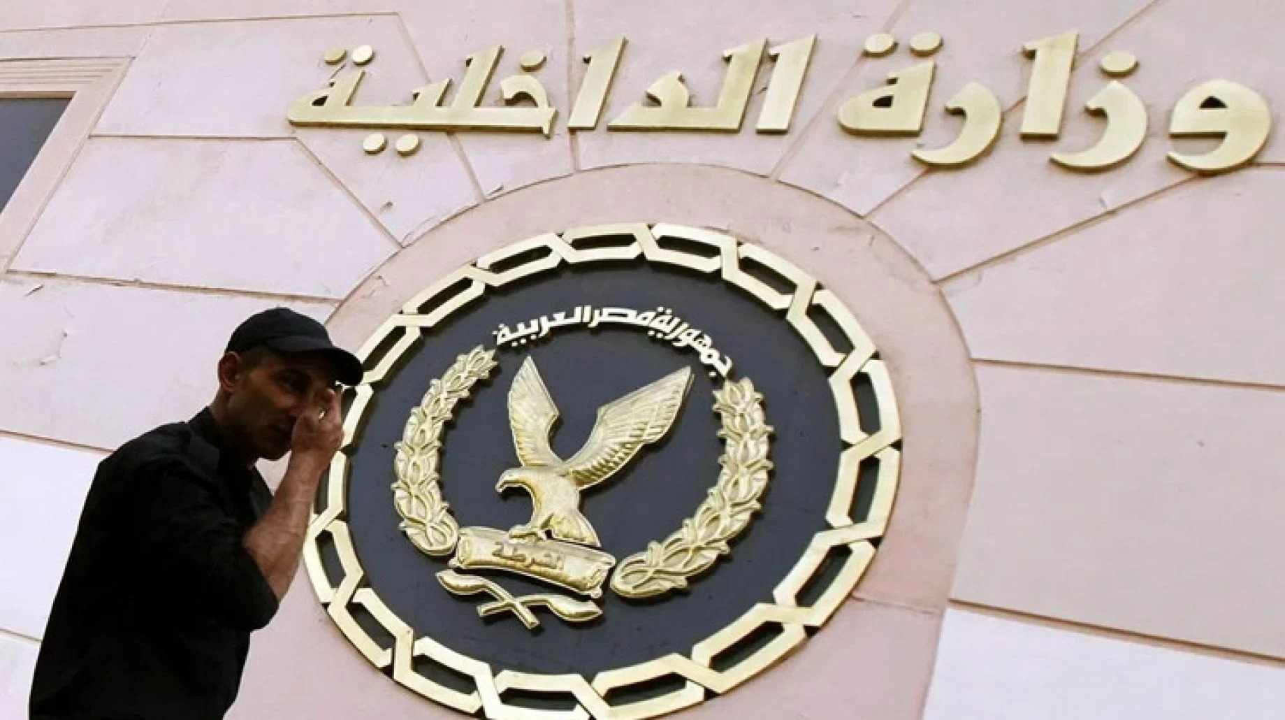 استشهاد ضابط شرطة خلال محاولة السيطرة على عميل هائج داخل بنك بالفيوم
