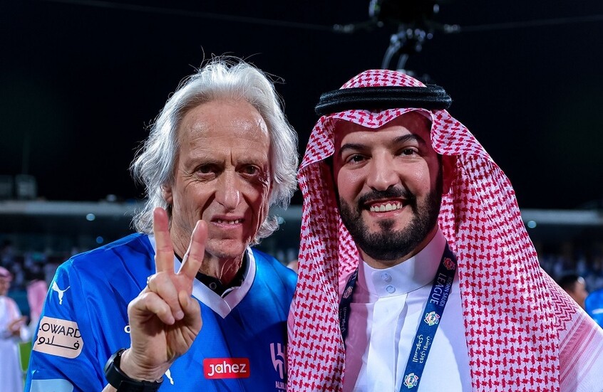 المدير الفنى لهلال السعودى.. يثير الجدل حول ضم محمد صلاح