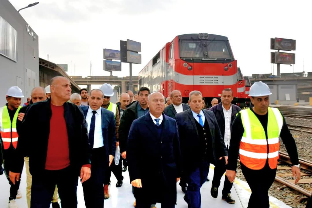 تظاهرة حب للرئيس من العاملين بالسكة الحديد