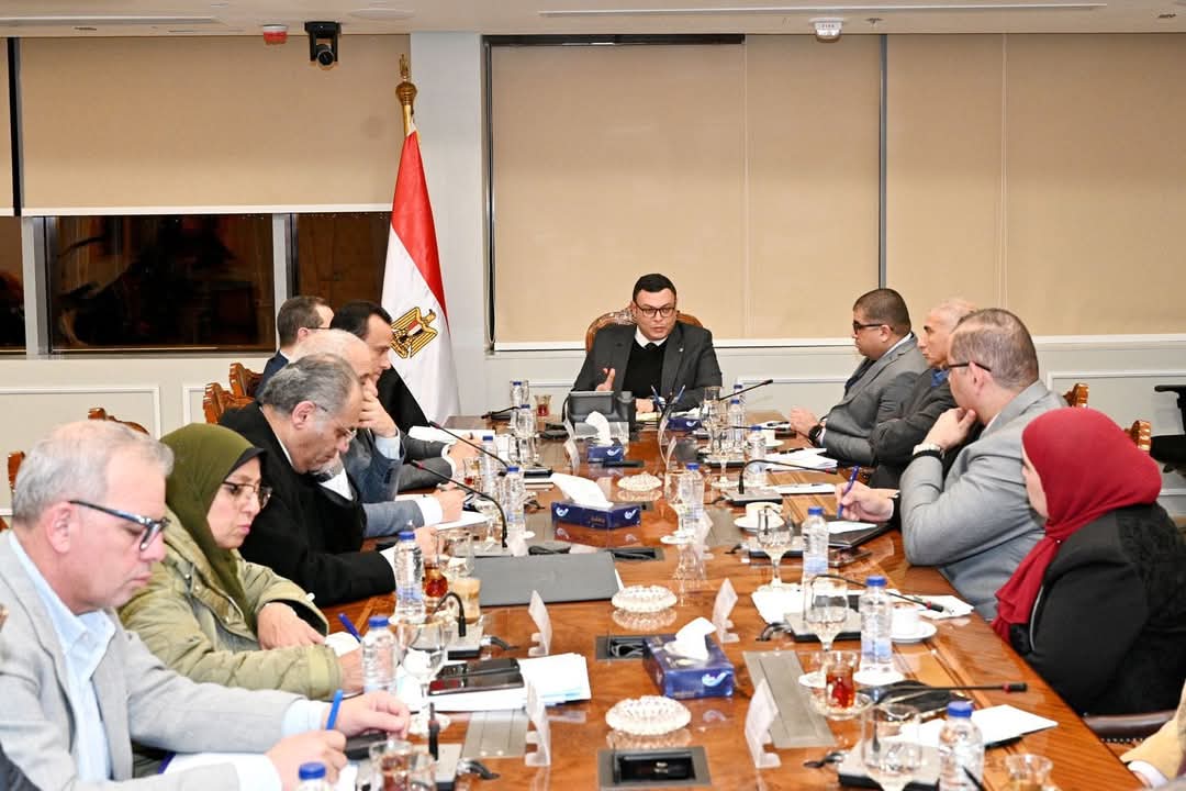 وزير الإسكان يتابع مع نواب ومساعدى  هيئة المجتمعات العمرانية الجديدة سير العمل