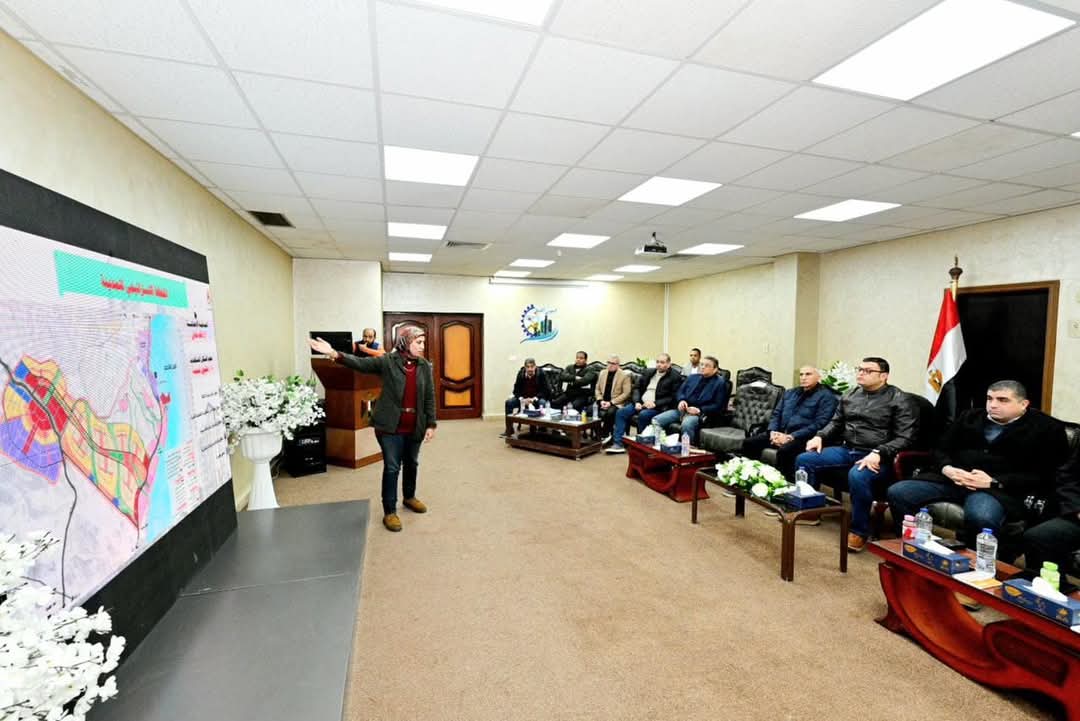 وزير الإسكان يستعرض المشروعات الجارية بالسويس الجديدة