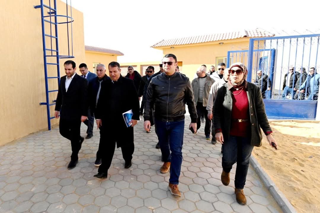 وزير الإسكان يتفقد المشروع السكنى وأعمال الطرق والمرافق ومحطة معالجة الصرف بالسويس الجديدة