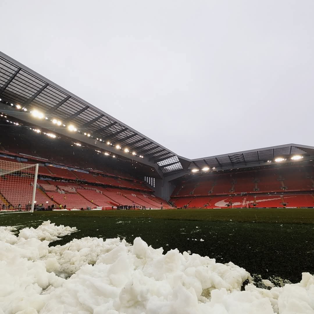 ليفربول يؤكد إقامة مباراة مانشستر يونايتد فى موعدها رغم حالة الطقس