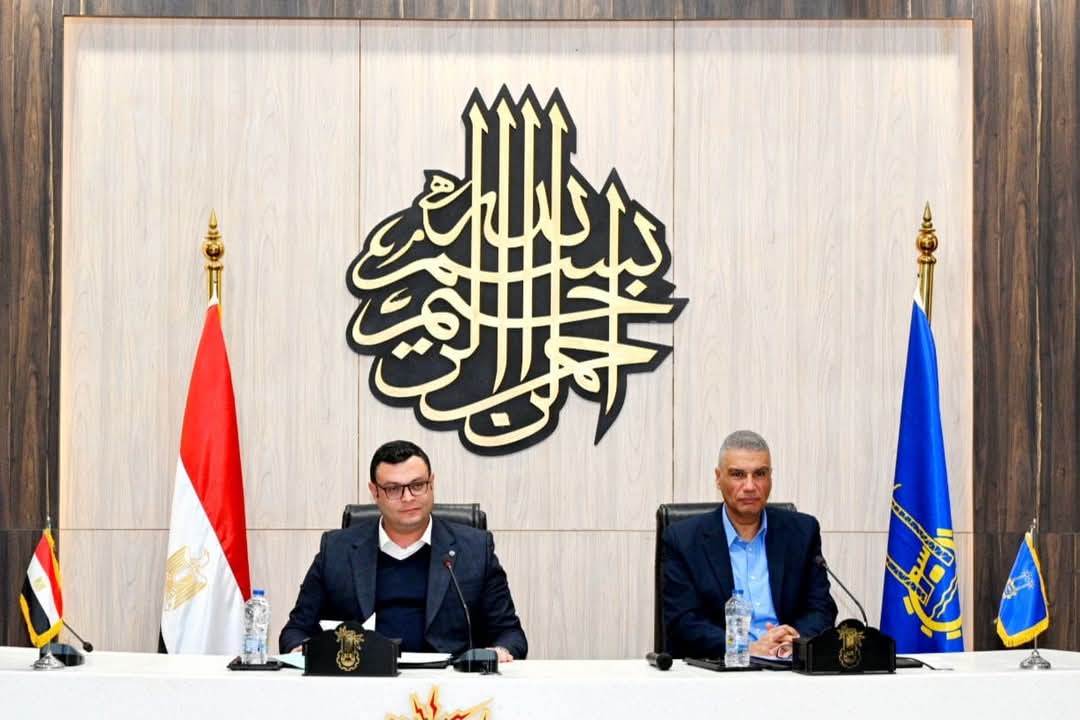 وزير الإسكان يعتذر لأهالى وقيادات أسوان عن أزمة انقطاع مياه الشرب 