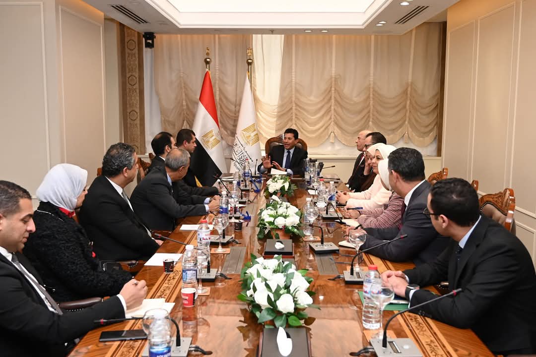 وزير الشباب وصندوق تحيا مصر يناقشان تنظيم فاعليات لدعم أهالى الأسمرات 