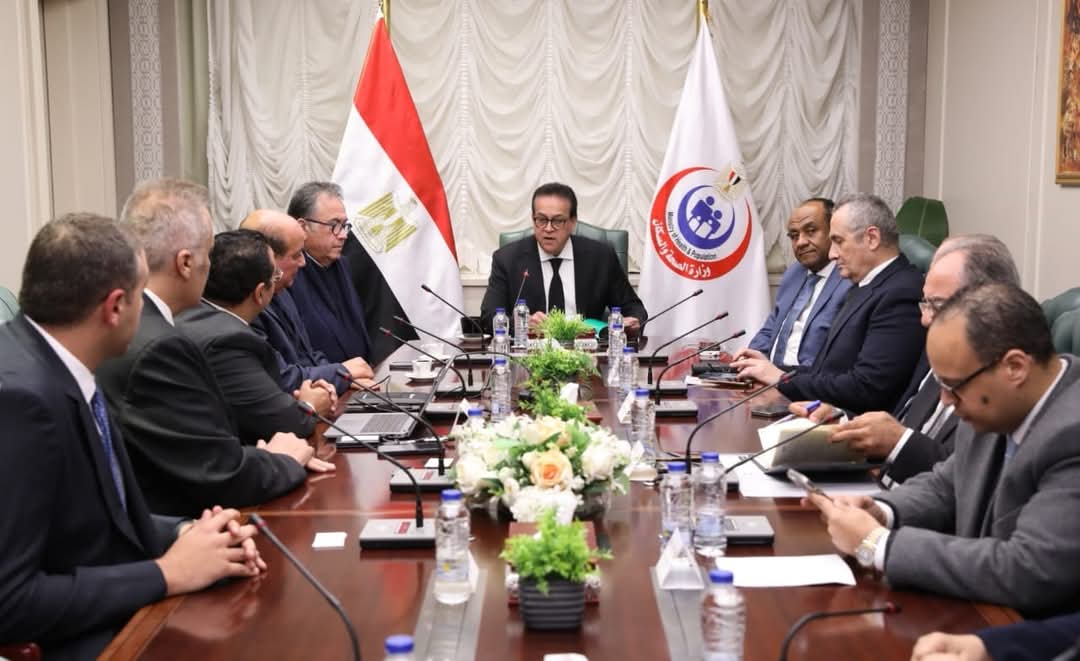 وزير الصحة يبحث مع شركة صينية التوسع فى استخدام الروبوتات الجراحية