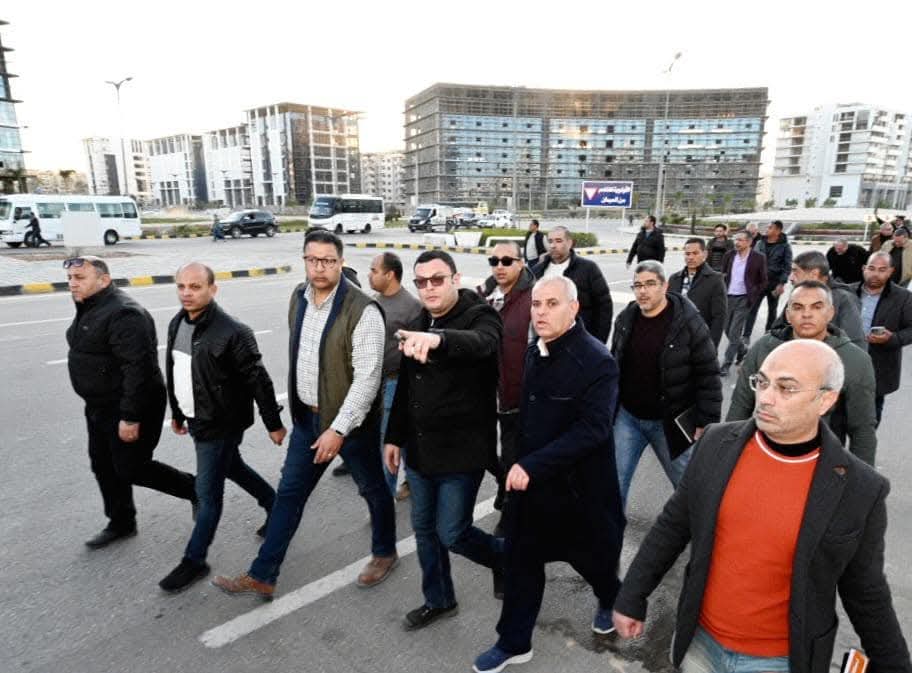 وزير الإسكان يتفقد "كمبوند مزارين" وطريق البوليفار بالعلمين الجديدة