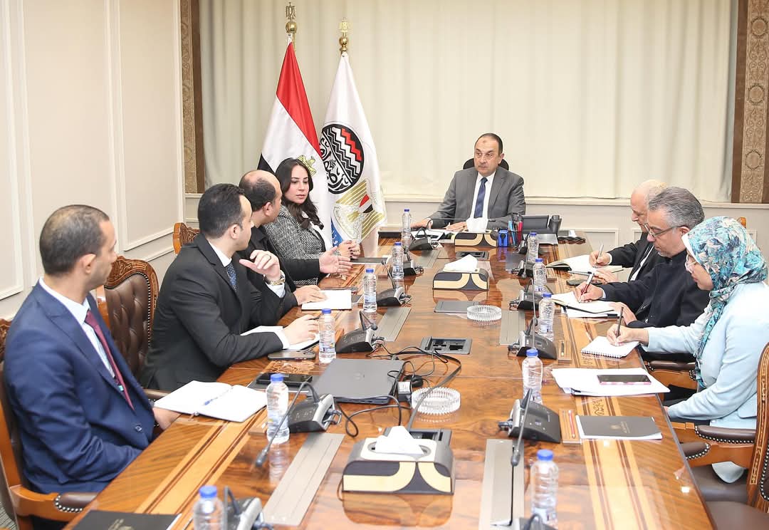 وزير قطاع الأعمال  يلتقي وفد المبادرة الوطنية لتطوير الصناعة المصرية "ابدأ"