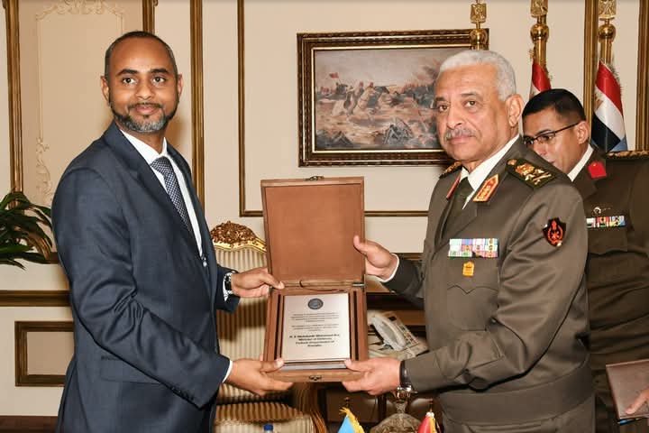 القائد العام للقوات المسلحة يلتقى وزير الدفاع الصومالى