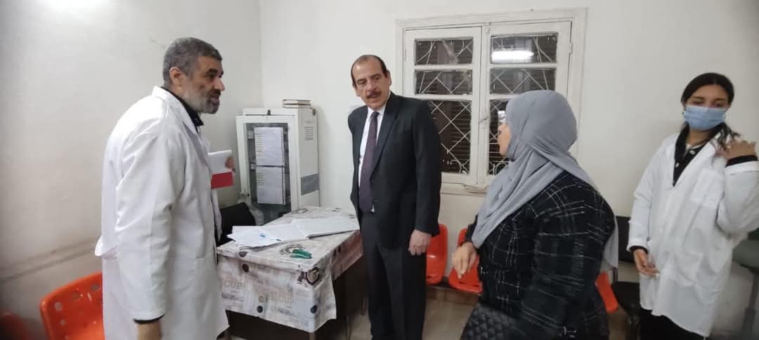 نائب وزير الصحة يتابع ميدانيا الخدمات المقدمة للمواطنين بالمعادى