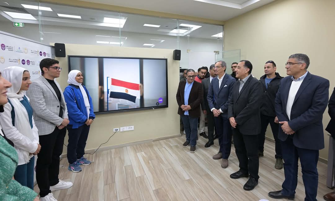 رئيس الوزراء يلتقى خريجي برنامج التدريب من أجل التوظيف وأكاديمية المواهب المصرية