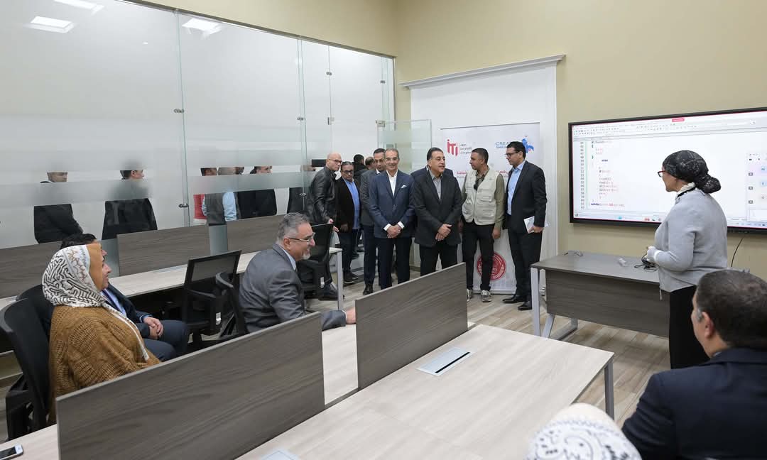 مدبولى يتفقد أنشطة معمل الابتكار الحكومى وبرامج بناء القدرات بالمعهد القومى للاتصالات