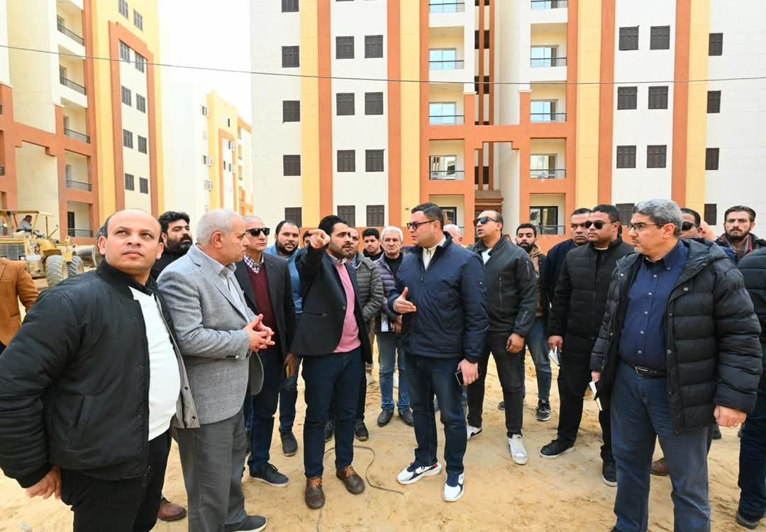 وزير الإسكان يتابع مشروعات الإسكان وتسليم الوحدات لمستحقيها بالعبور الجديدة 