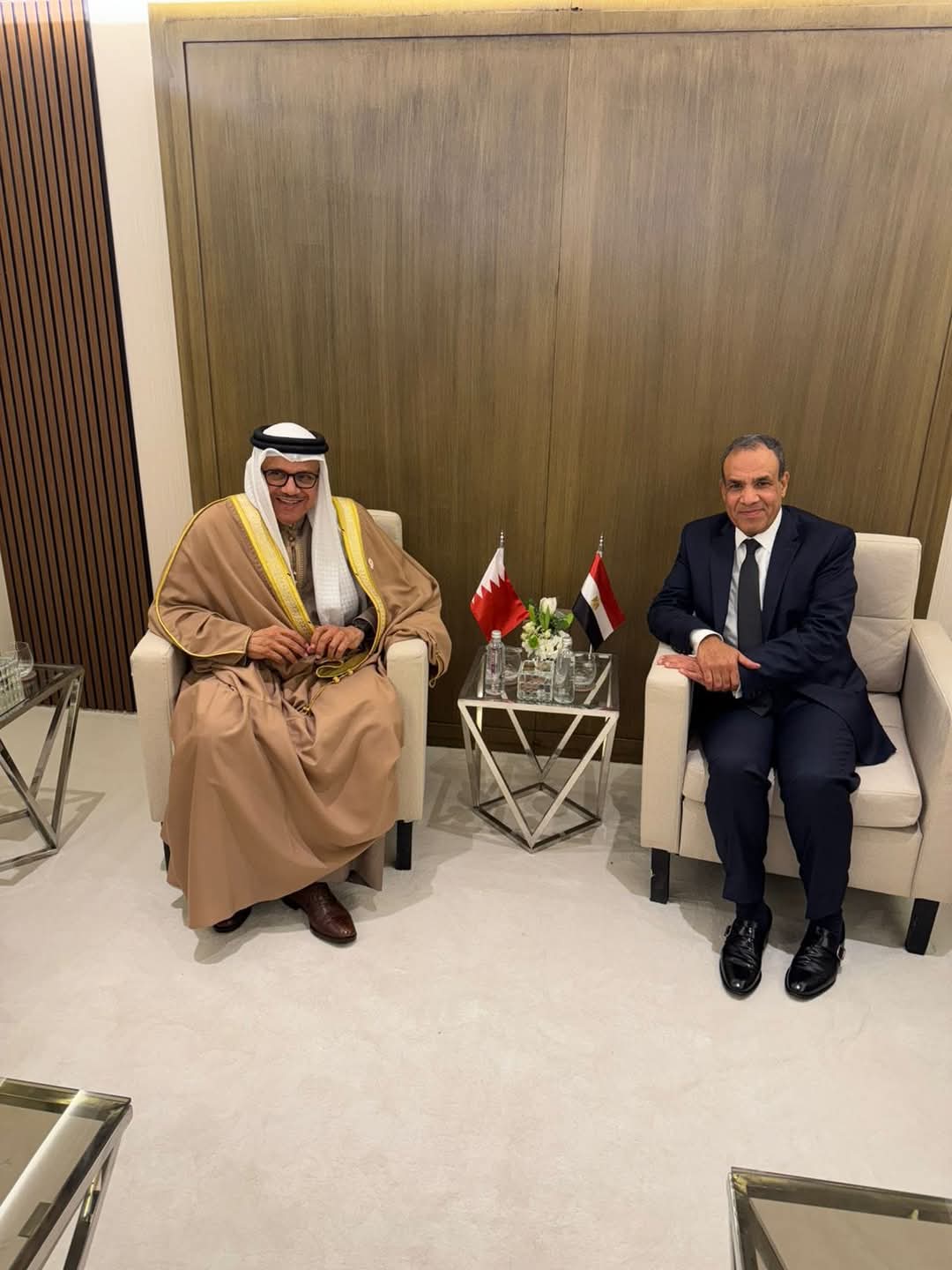 وزير الخارجية يبحث مع نظيره  البحرينى القضايا الإقليمية