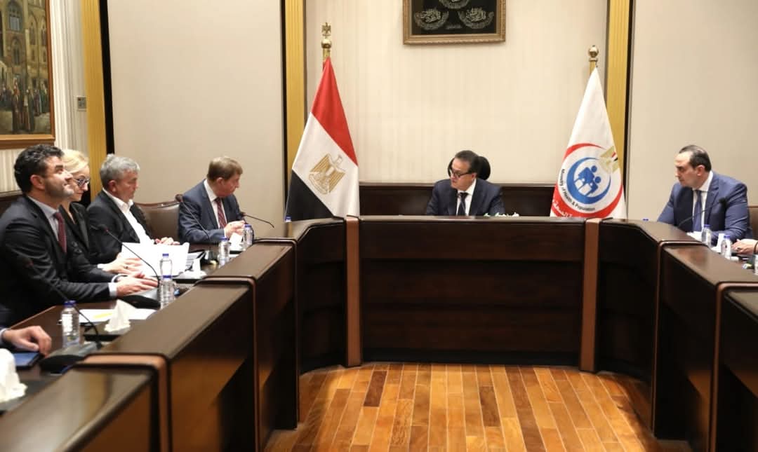 وزير الصحة يبحث مع وفد اتحاد الصناعات بولاية بافاريا الألمانية التوسع فى تدريب فرق التمريض وتحديث المناهج الدراسية