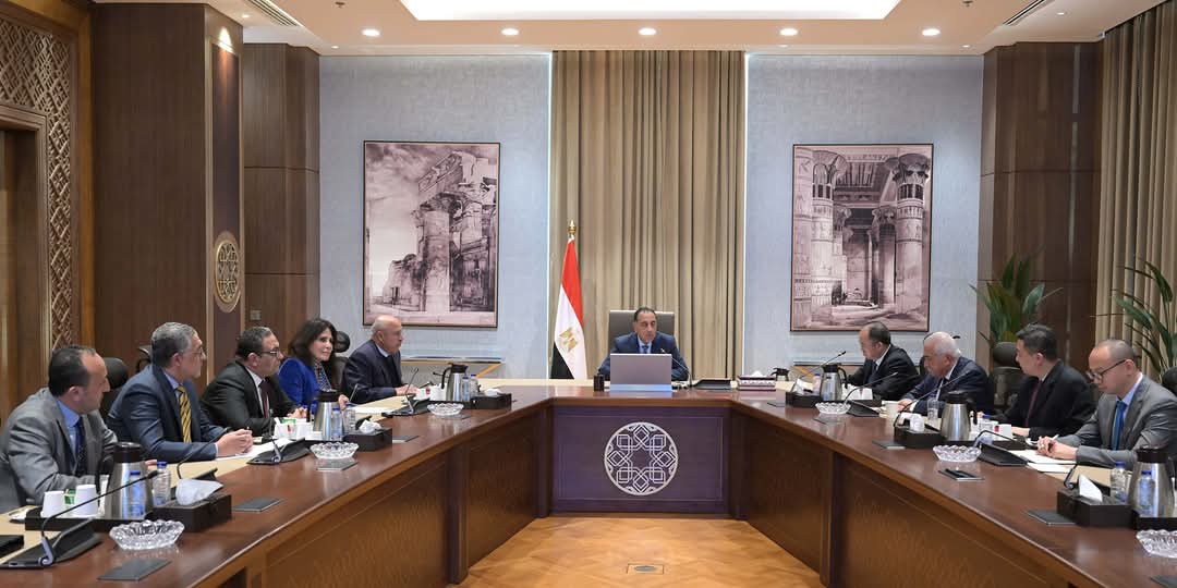 رئيس الوزراء يلتقي رئيس أكبر شركة صينية لتصنيع إطارات السيارات