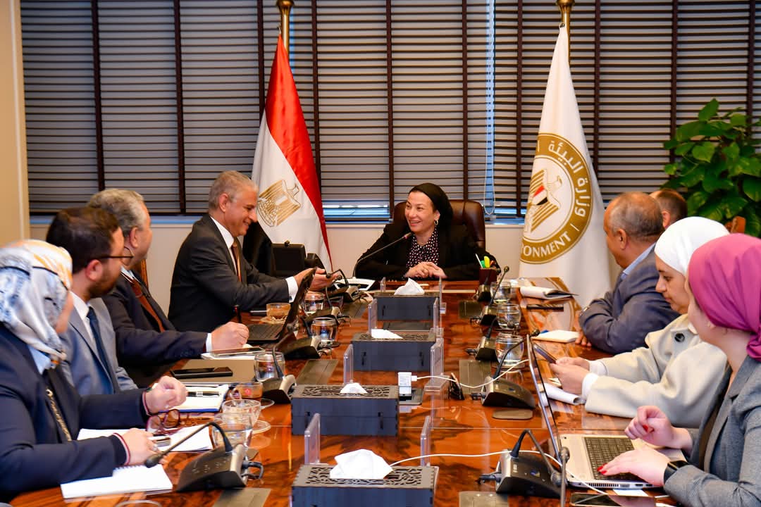وزيرة البيئة تلتقى الفريق الاستشارى بالأكاديمية البحرية للعلوم والتكنولوجيا