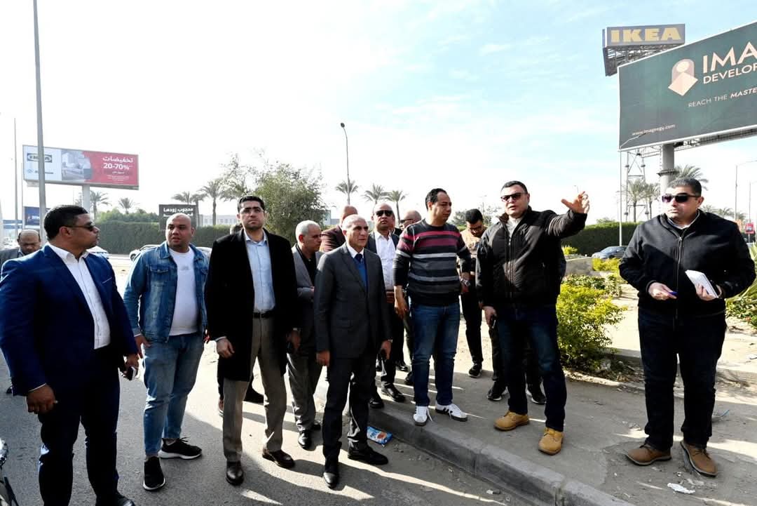 وزير الإسكان  يفاجئ مدينة ٦ أكتوبر..ويوجه بإزالة المخلفات بالطرق والمحاور 